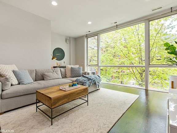 3rd image of 1074 N Paulina St #2