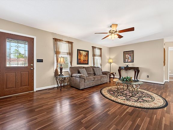 5th image of 104 Oak Crest Dr