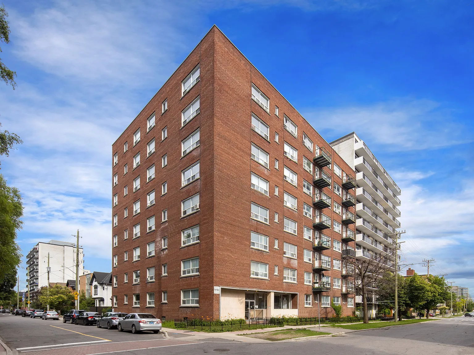 Sadler's Court Apartments — Photo 2