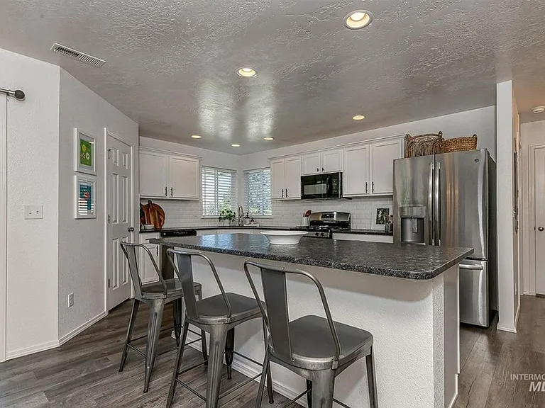 733 S Flintstone Ave — Photo 4