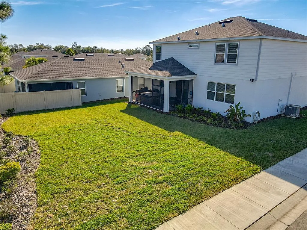 4 bed, 2.5 bath, 2395 sqft, $2,800 — Photo 2