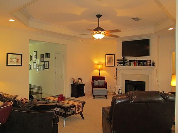 3rd image of 903 Saint Clair Ave