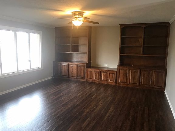 2nd image of 2828 Carriage Hill Dr