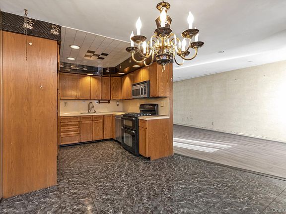 3rd image of 621 Avenue Y
