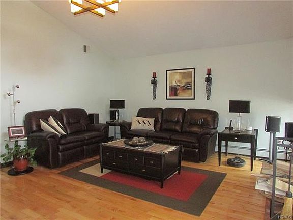 3rd image of 19 Rockwood Dr