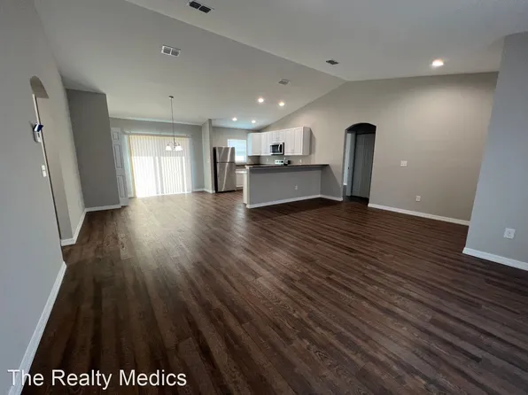 37 Guava Ter, Ocklawaha, FL 32179