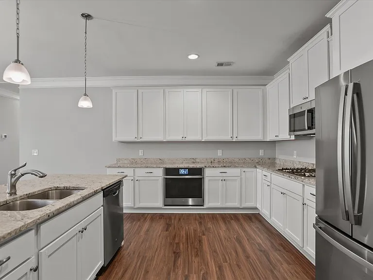 406 Senate St — Photo 4