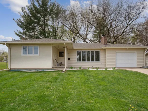 921 Royal Dr, Cedar Falls, IA 50613