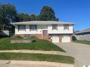 15222 Douglas Cir, Omaha, NE 68154