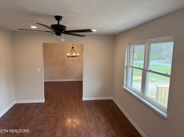 3104 Aspen Ln, Strawberry Plains, TN 37871