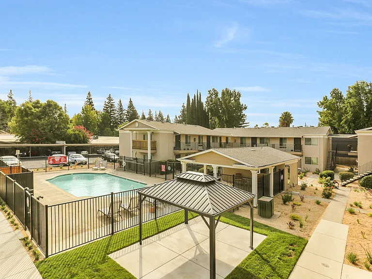 Colony House Apartments — Photo 2