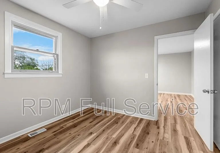 895 W Sharpe Ave #A — Photo 9