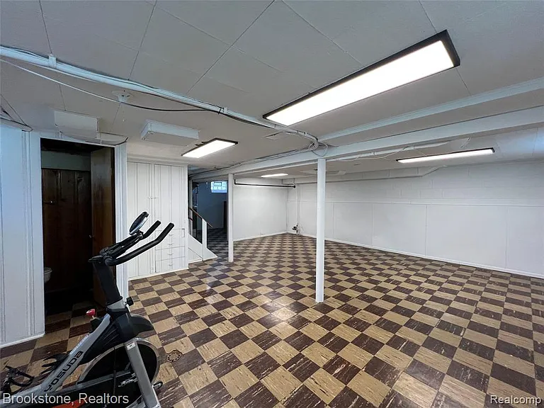 310 Albany St — Photo 28