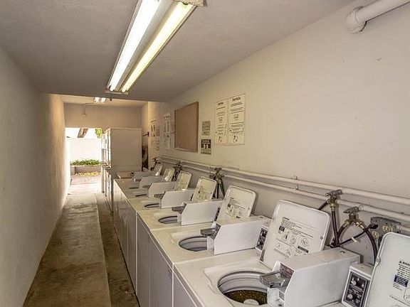 4th image of 18547 Collins St APT B5