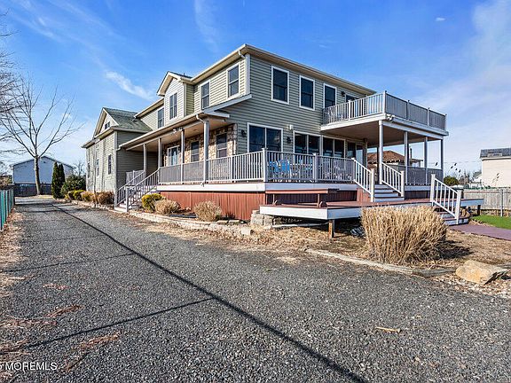 4th image of 7 Manahassett Park Drive