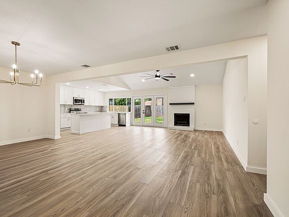 4th image of 1003 Summit Cir