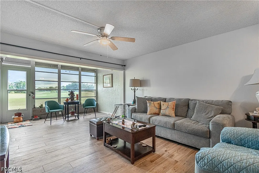 1 bed, 1.0 bath, 811 sqft, $1,300 — Photo 1