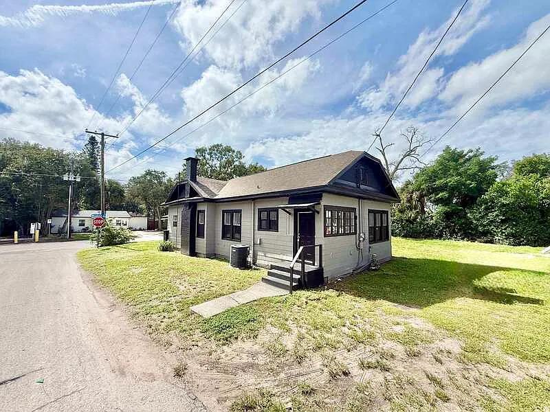 3 bed, 1.0 bath, 1027 sqft, $1,850 — Photo 3