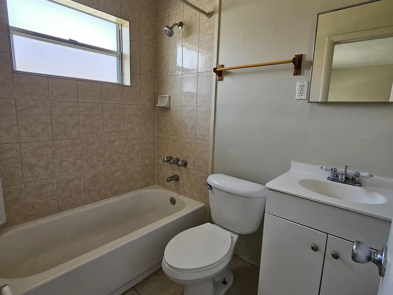 667 W 29th St #6 — Photo 10