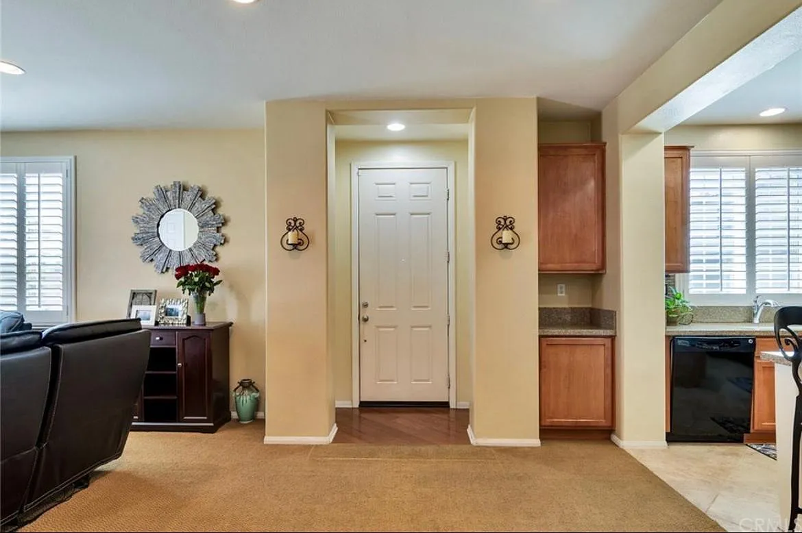 2750 E Oak Hill Dr — Photo 2