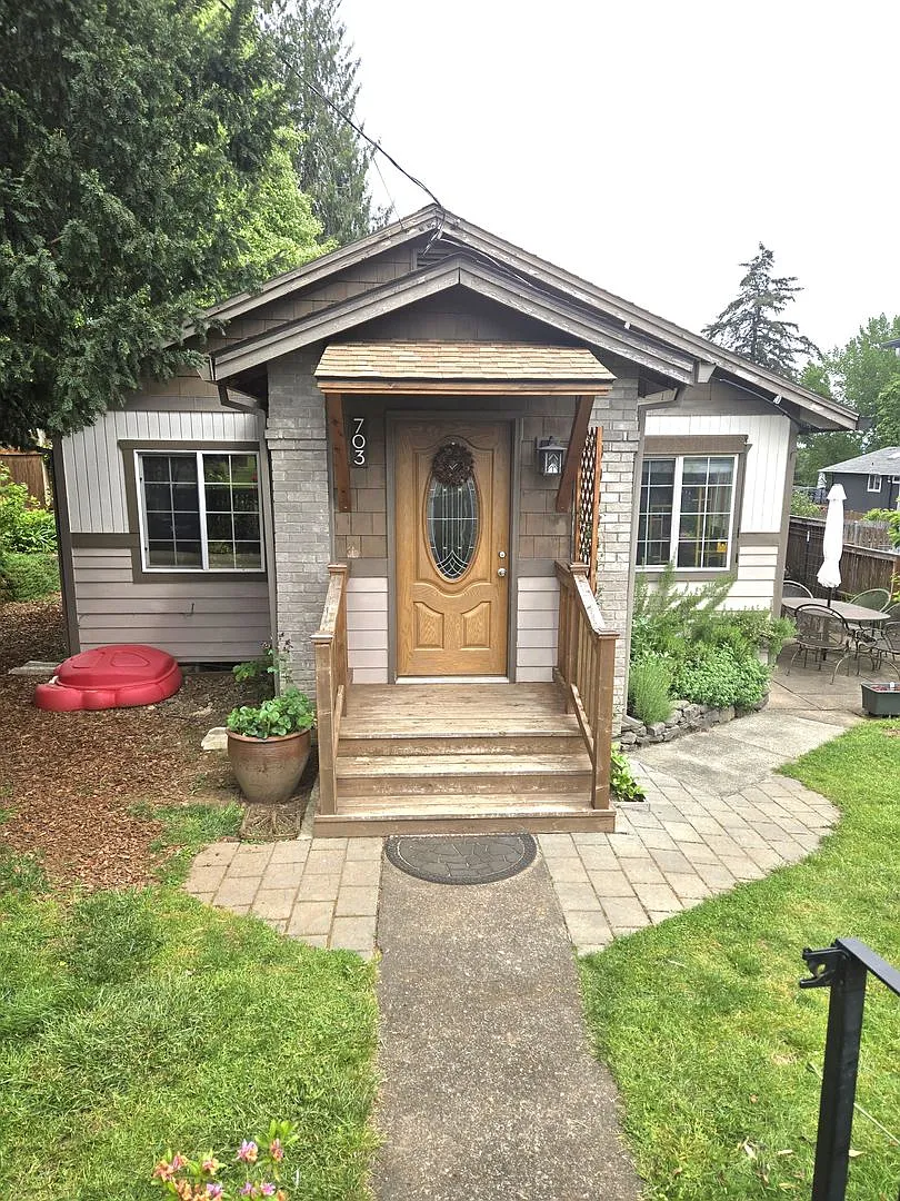 Building Photo - 703 Barclay Hills Dr