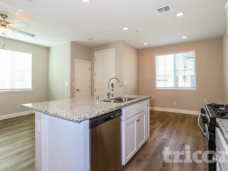 1265 Victorian St — Photo 3
