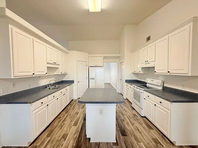 7945 Amethyst Dr — Photo 4