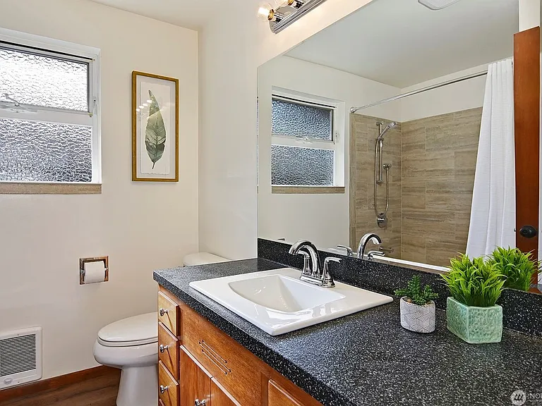 3633 Woodlawn Ave N — Photo 9