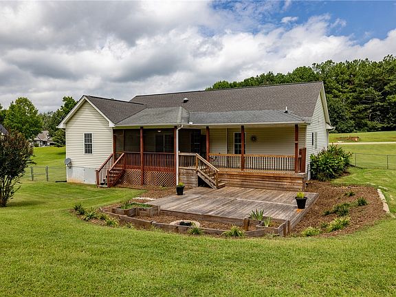 3rd image of 209 Pebble Creek Dr