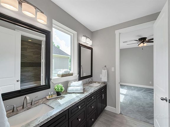 3rd image of 1807 Plantation Dr