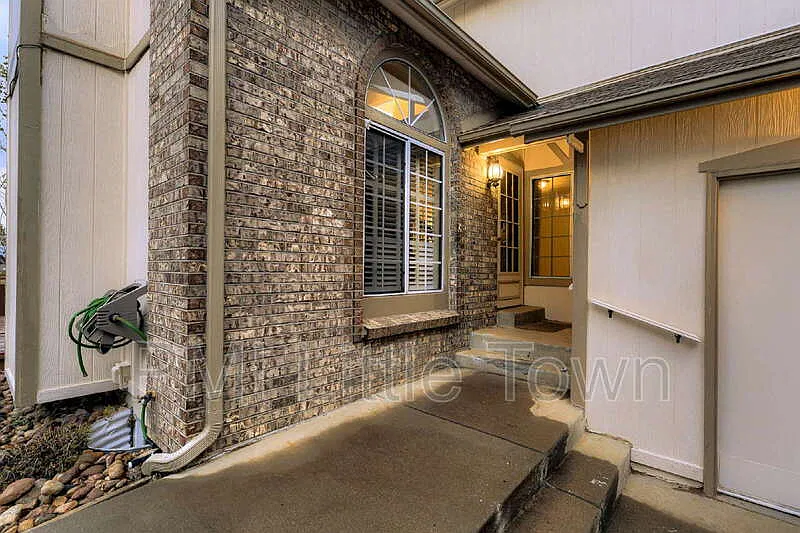 3 bed, 3.5 bath, 1998 sqft, $2,995 — Photo 4