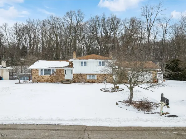 3625 Moonglo St NW, Uniontown, OH 44685