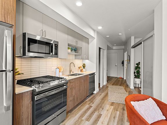 Modern two-toned cabinetry