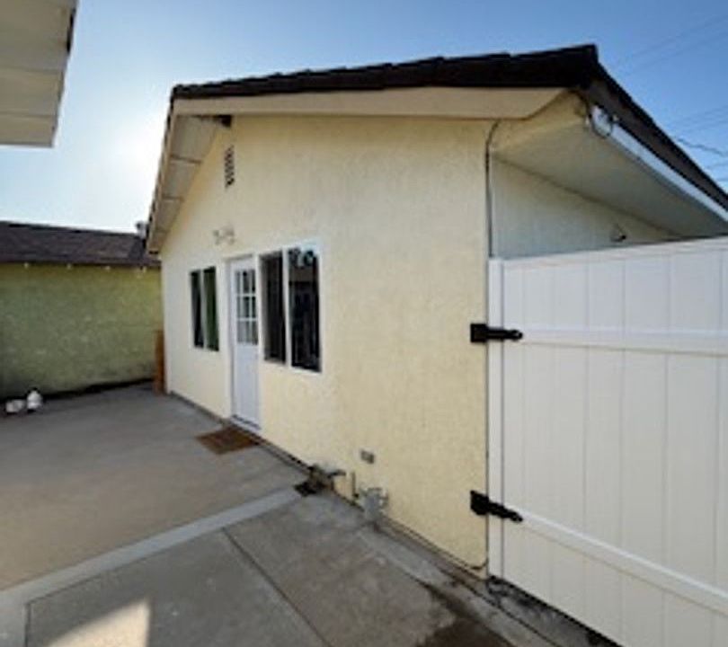 1st image of 1641 W Buena Vista Ave #C
