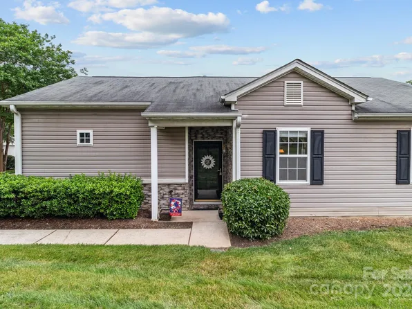 9043 Meadowmont View Dr, Charlotte, NC 28269