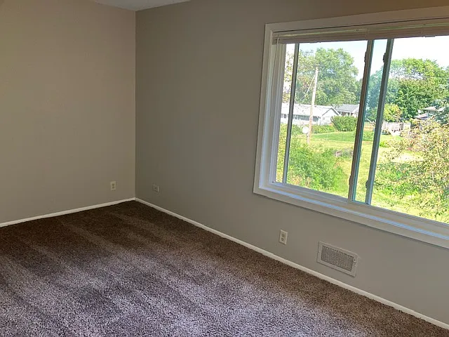 1077 Thorndale Ave — Photo 23