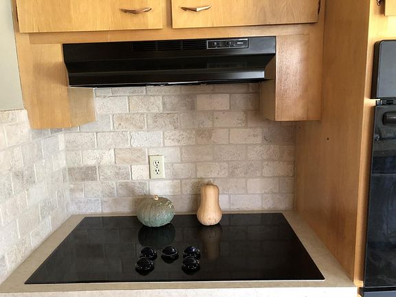 Stove w/backsplash