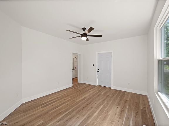 5th image of 403 Montgomery St
