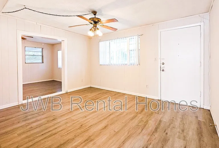 2319 Almeda St — Photo 6