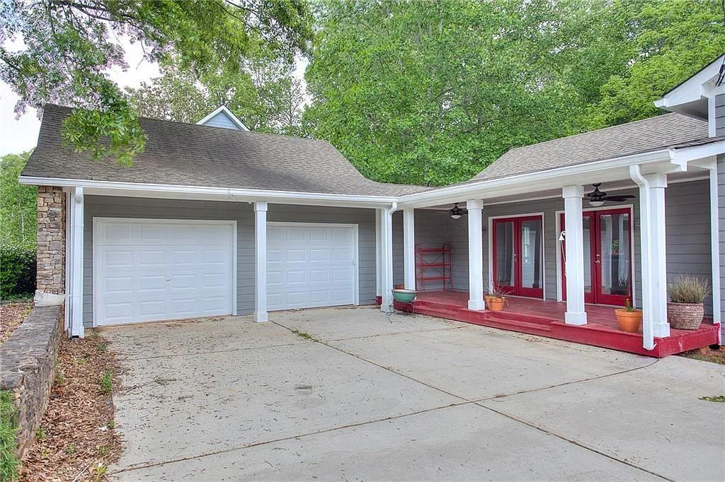 5 bed, 2.0 bath, 1765 sqft, $2,495 — Photo 2
