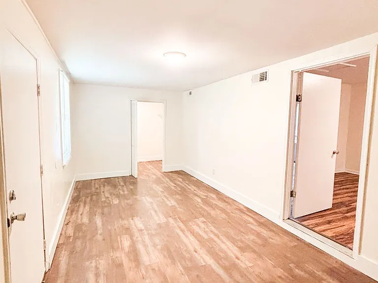 512 W Maple St — Photo 9