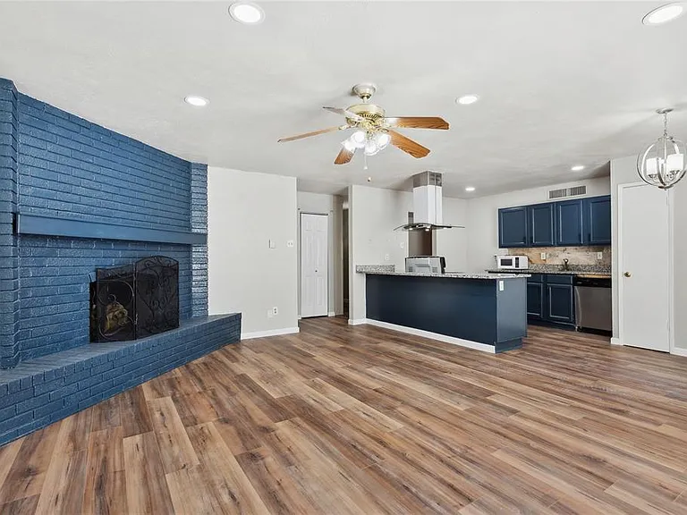 556 Hawthorne Dr — Photo 6