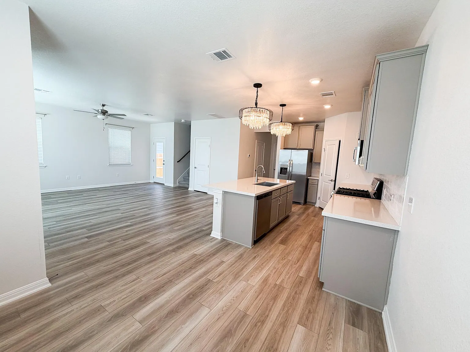 3 bed, 2.5 bath, 1518 sqft, $2,300 — Photo 3