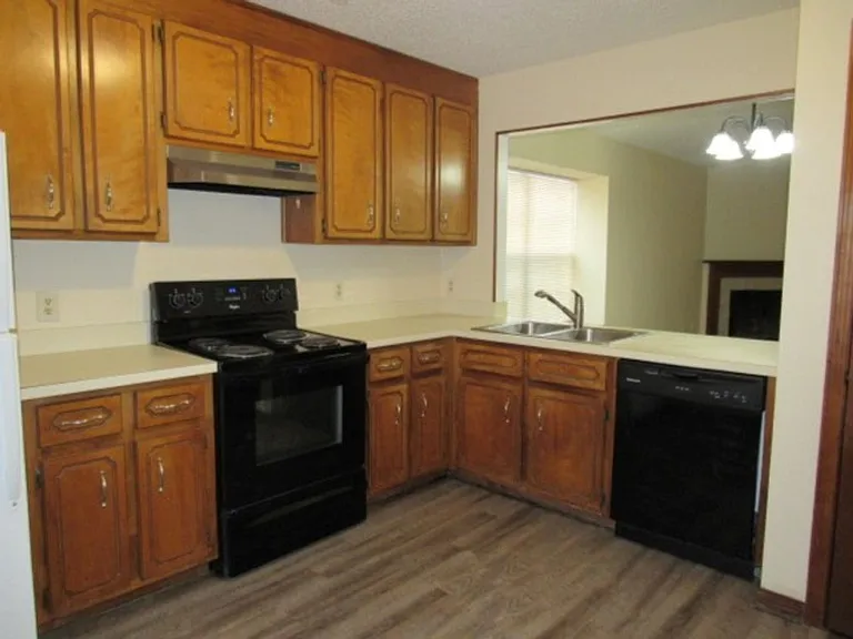 2025 Cambridge Cir — Photo 3