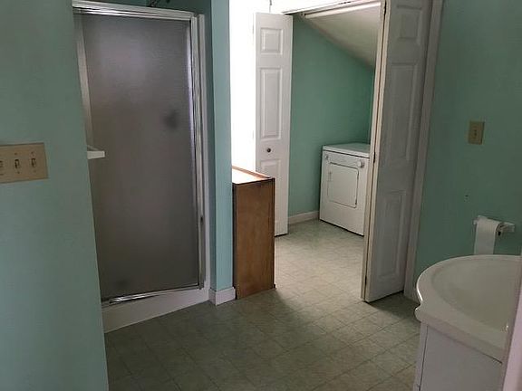 3/4 bath with washer/dryer
