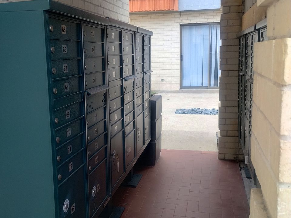 MAIL BOXES W PARTIAL BOXES
