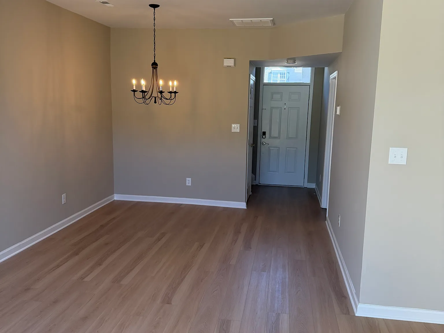 3 bed, 1600 sqft, $1,900 — Photo 2