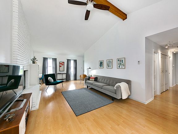 4th image of 2708 Meadowdale Ln