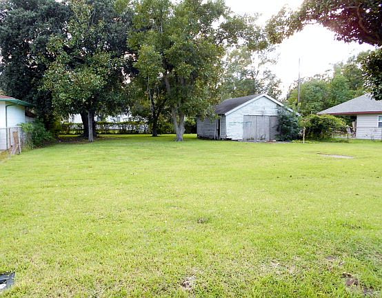 4th image of 3001 Graves Ave