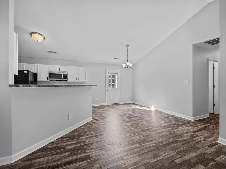 312 Reid Ct N — Photo 4